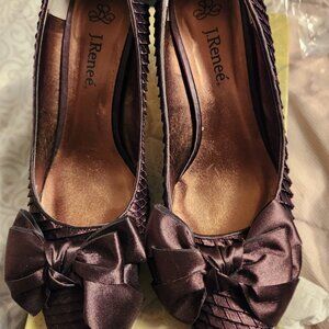 Women's satin kitten heel pump